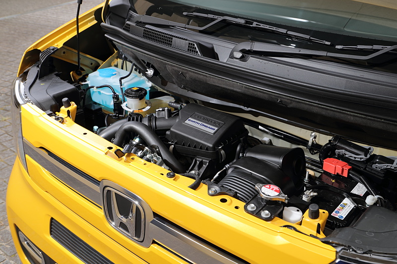 直列3気筒DOHC 0.66リッターターボエンジンは、最高出力47kW（64PS）/6000rpm、最大トルク104Nm（10.6kgfm）/2600rpmを発生