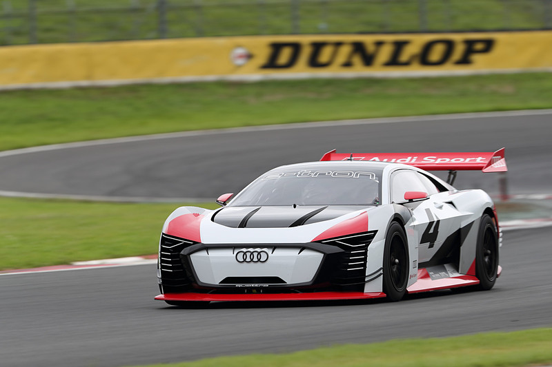 PlayStation4用ソフトウェア「グランツーリスモSPORT」とのコラボレーションでアウディがワンオフ製作した「アウディ e-tron ビジョン グランツーリスモ」もデモ走行