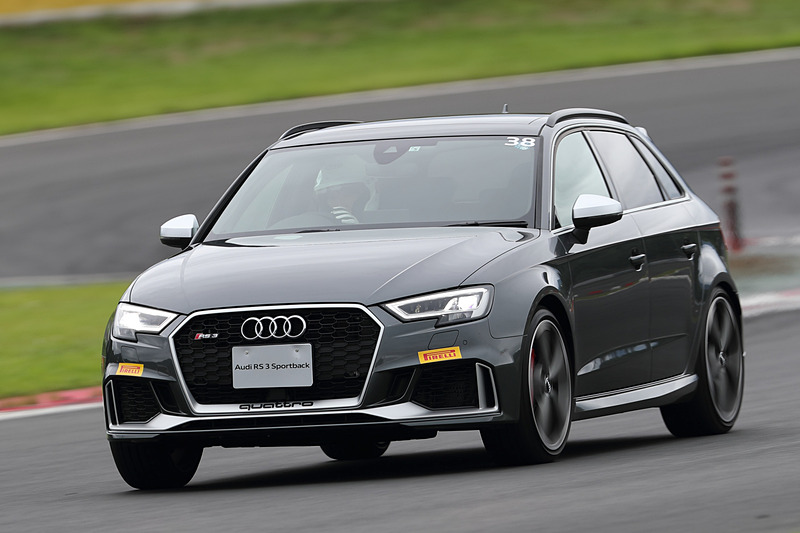 2017年6月に受注を開始した「RS 3 スポーツバック」（762万円）のボディサイズは4335×1800×1440mm（全長×全幅×全高）、ホイールベースは2630mm。搭載する直列5気筒DOHC 2.5リッター直噴ターボ「DAZ」型エンジンは最高出力294kW（400PS）/5850-7000rpm、最大トルク480Nm（48.9kgfm）/1700-5850rpmを発生