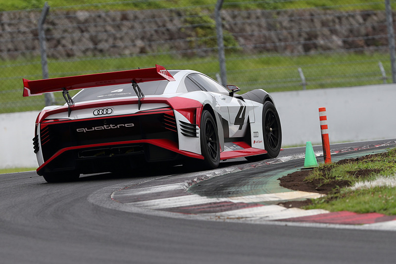 PlayStation4用ソフトウェア「グランツーリスモSPORT」とのコラボレーションでアウディがワンオフ製作した「アウディ e-tron ビジョン グランツーリスモ」もデモ走行