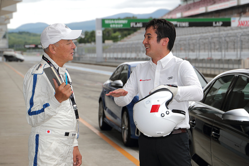 先導車のドライバーを務めていただいた、ラリーなどで活躍する番場彬選手と筆者