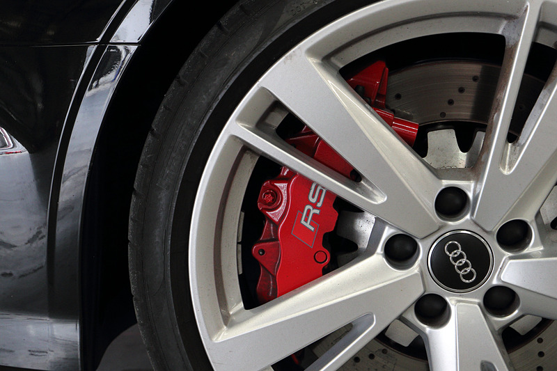 RS 3の足下は19インチアルミホイールにピレリ「P ZERO」の組み合わせ。ブレーキシステムには8ピストンキャリパーが奢られる