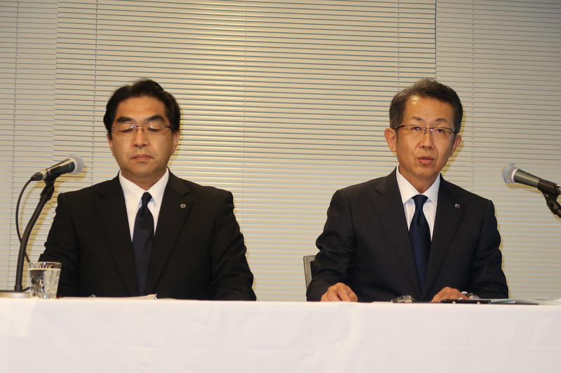 今回の発表内容について、マツダ株式会社 取締役 専務執行役員の菖蒲田清孝氏（右）、常務執行役員の向井武司氏（左）が出席しての記者会見を開催
