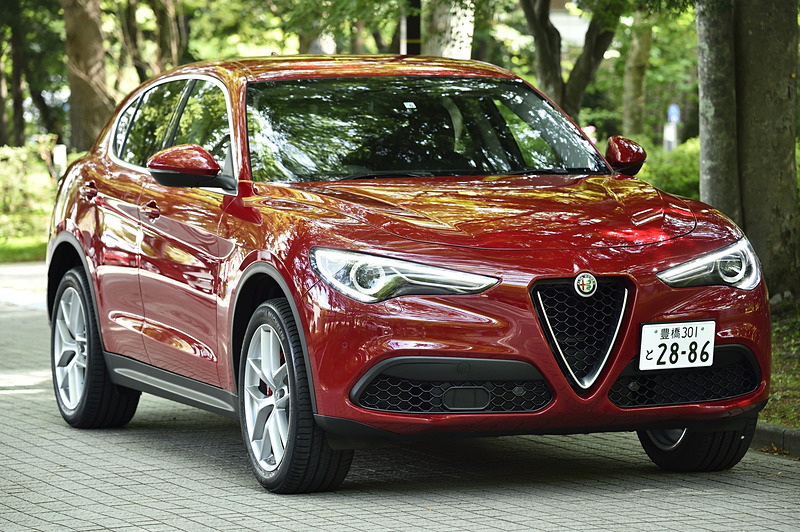 撮影車両は「ステルヴィオ ファースト・エディション」（689万円）。ボディサイズは4690×1905×1680mm（全長×全幅×全高）、ホイールベースは2820mm。車両重量は1810kgで4輪を駆動する