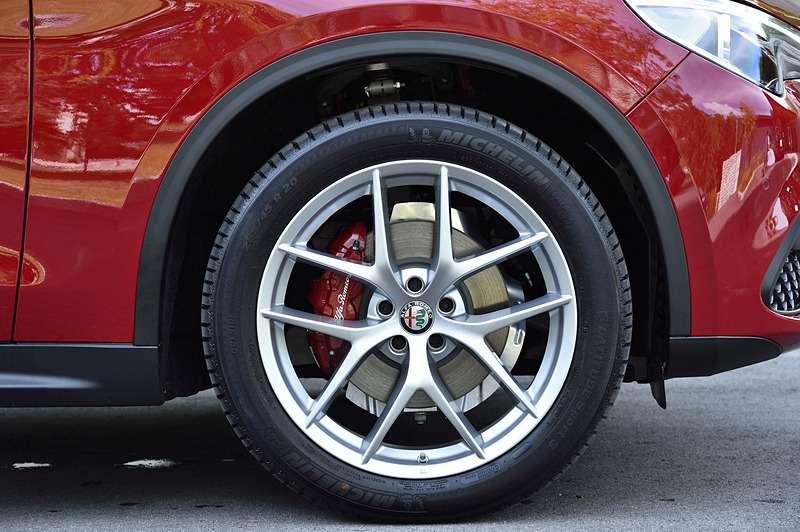 255/45 R20サイズのタイヤに組み合わせるのは、専用20インチ5ツインスポークアルミホイール