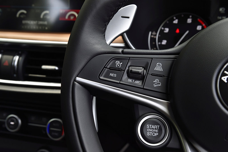 ステアリングの左スポークにはACCやヒルディセントコントロールなどのスイッチ