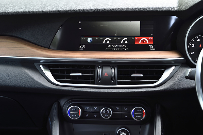 ステルヴィオには8.8インチ大型センターディスプレイを備えたConnectシステムが装備され、各種オーディオ機能の利用や車両情報の表示、スマートフォン接続が可能。ナビゲーション機能はないが、Apple CarPlayやAndroid Autoに対応している