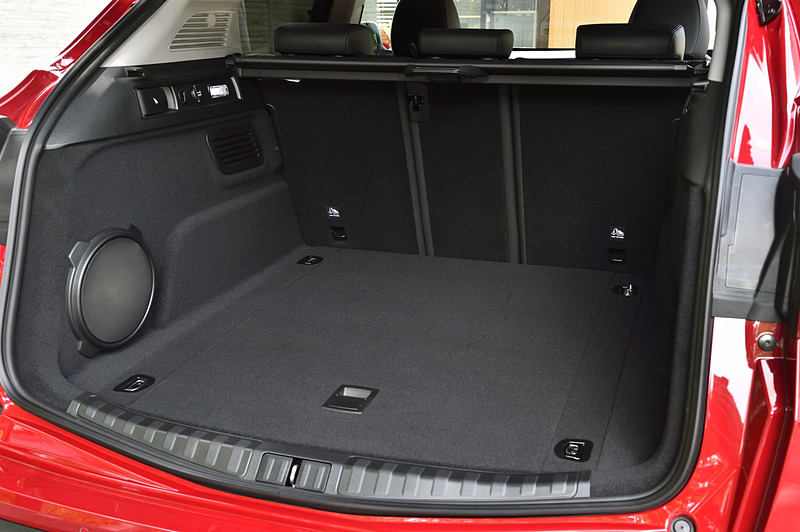 ラゲッジスペースは525Lの容量で、リアシートは4：2：4分割可倒式。ラゲッジルームの側面にはフォールディング用のレバーが付く