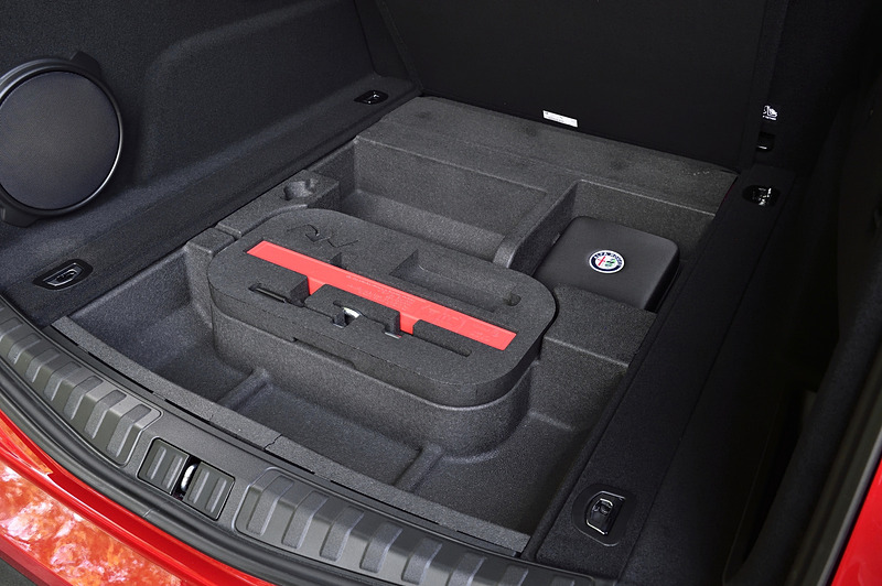 ラゲッジスペースは525Lの容量で、リアシートは4：2：4分割可倒式。ラゲッジルームの側面にはフォールディング用のレバーが付く