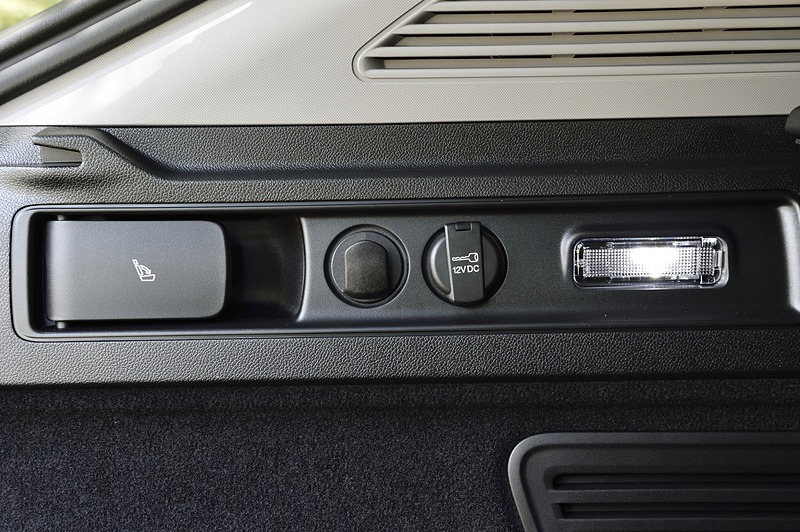 ラゲッジスペースは525Lの容量で、リアシートは4：2：4分割可倒式。ラゲッジルームの側面にはフォールディング用のレバーが付く