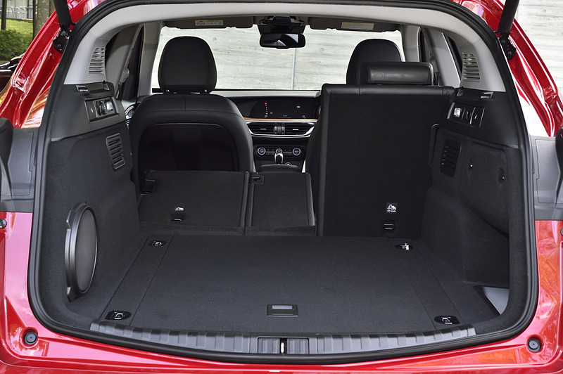ラゲッジスペースは525Lの容量で、リアシートは4：2：4分割可倒式。ラゲッジルームの側面にはフォールディング用のレバーが付く