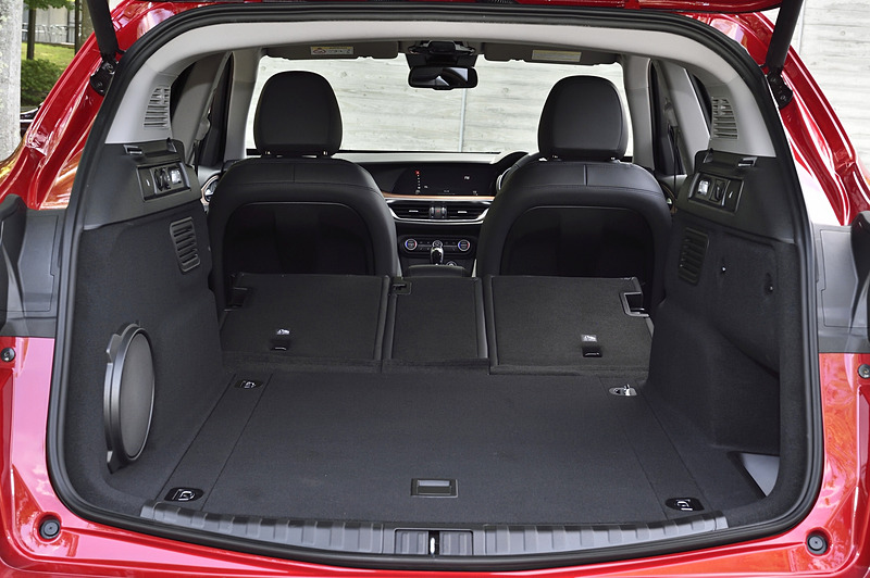 ラゲッジスペースは525Lの容量で、リアシートは4：2：4分割可倒式。ラゲッジルームの側面にはフォールディング用のレバーが付く