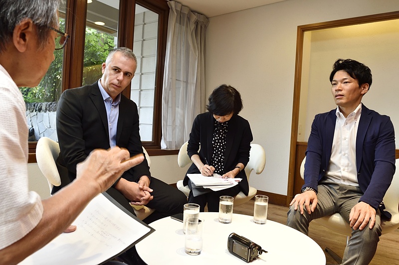 インタビューに答えてくれたアルファ ロメオ ステルヴィオ チーフエンジニア アンドレア・ジザック氏（左）と、FCA ジャパン株式会社 マーケティング本部 プロダクトマネージャー 平野智氏（右）