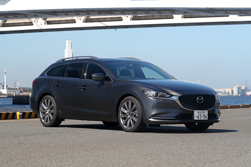 新型ではフロントバンパーやグリルを変更して立体感や広がり感を強調。ヘッドライトは精悍なデザインになった。また、17インチ、19インチホイールとも大径感と立体感を強めた新デザインに変更するとともに、セダンではトランクリッドやリアバンパー、ワゴンではリアバンパーも変更を受けている