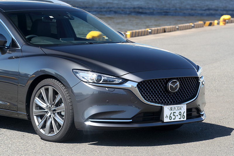 新型ではフロントバンパーやグリルを変更して立体感や広がり感を強調。ヘッドライトは精悍なデザインになった。また、17インチ、19インチホイールとも大径感と立体感を強めた新デザインに変更するとともに、セダンではトランクリッドやリアバンパー、ワゴンではリアバンパーも変更を受けている