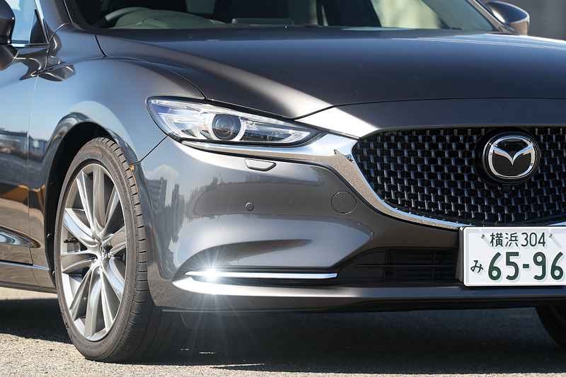 新型ではフロントバンパーやグリルを変更して立体感や広がり感を強調。ヘッドライトは精悍なデザインになった。また、17インチ、19インチホイールとも大径感と立体感を強めた新デザインに変更するとともに、セダンではトランクリッドやリアバンパー、ワゴンではリアバンパーも変更を受けている