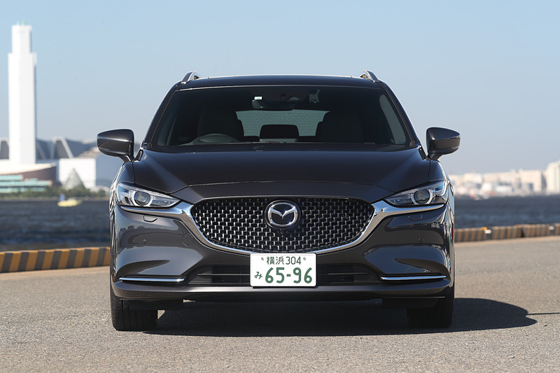 新型ではフロントバンパーやグリルを変更して立体感や広がり感を強調。ヘッドライトは精悍なデザインになった。また、17インチ、19インチホイールとも大径感と立体感を強めた新デザインに変更するとともに、セダンではトランクリッドやリアバンパー、ワゴンではリアバンパーも変更を受けている