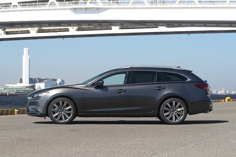 新型ではフロントバンパーやグリルを変更して立体感や広がり感を強調。ヘッドライトは精悍なデザインになった。また、17インチ、19インチホイールとも大径感と立体感を強めた新デザインに変更するとともに、セダンではトランクリッドやリアバンパー、ワゴンではリアバンパーも変更を受けている