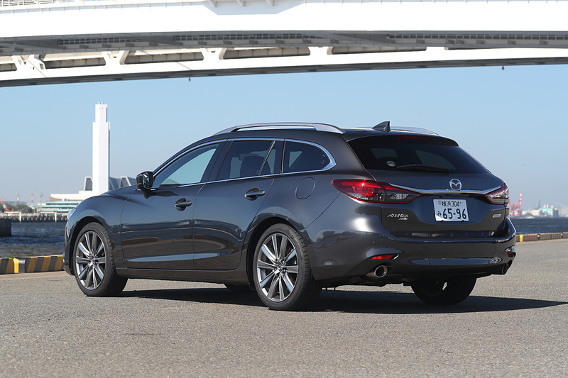 新型ではフロントバンパーやグリルを変更して立体感や広がり感を強調。ヘッドライトは精悍なデザインになった。また、17インチ、19インチホイールとも大径感と立体感を強めた新デザインに変更するとともに、セダンではトランクリッドやリアバンパー、ワゴンではリアバンパーも変更を受けている