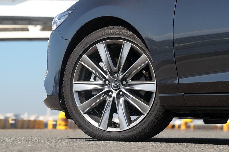 新型で装着するブリヂストン「TURANZA（トランザ）」は開発をやり直し、サイド部は上下方向にしなやかにして滑らかな入力に、トレッド部は剛性を高めてねじれを抑えつつ連続的で滑らかな応答特性へと進化。製品名は従来の「TURANZA T001」から「TURANZA T005A」へと変更された