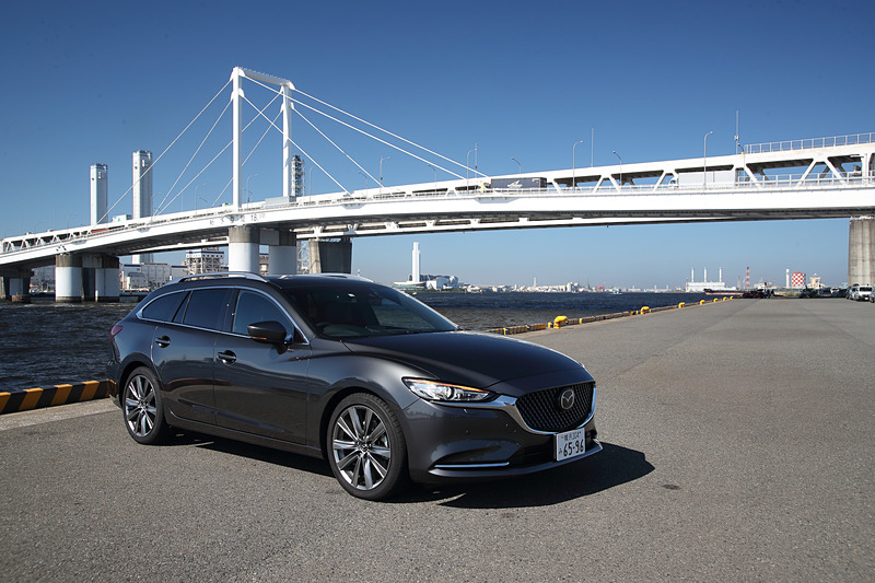 直列4気筒DOHC 2.2リッターディーゼル（SKYACTIV-D 2.2）エンジンを搭載する「XD L Package」（4WD/6速AT）の価格は419万400円。ワゴンのボディサイズは4805×1840×1480mm（全長×全幅×全高）、ホイールベースは2750mm。ボディカラーはマシーングレープレミアムメタリック