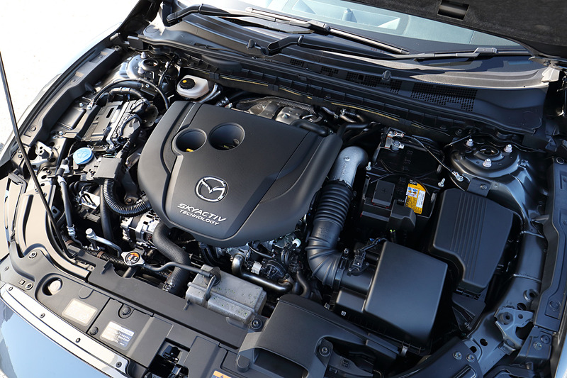 SKYACTIV-D 2.2エンジンでは急速多段燃焼技術が新たに導入され、従来の最高出力129kW（175PS）/4500rpm、最大トルク420Nm（42.8kgfm）/2000rpmから、最高出力140kW（190PS）/4500rpm、最大トルク450Nm（45.9kgfm）/2000rpmへと進化