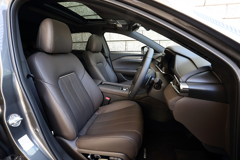 新型では細かな改良も行なわれており、分割をなくしたフロントコンソール、Aピラートリムとインパネの隙間の減少、傷に強い材質を用いたシフトパネルまわり、コマンダー/空調/アウターミラースイッチ全周にダイヤモンドカットを施すといった変更を受けている。また、「声が透る洗練された空間」をコンセプトに、フロアパネル、フロントウィンドウ、リアホイールハウスのインナーパネルの板厚アップが行なわれるとともに、ワイパーのフラット化、Bピラーガーニッシュの段差縮小、各ピラートリム内への吸音材追加、トンネル部のパネルへの制振材追加といった多岐にわたる施策を実施