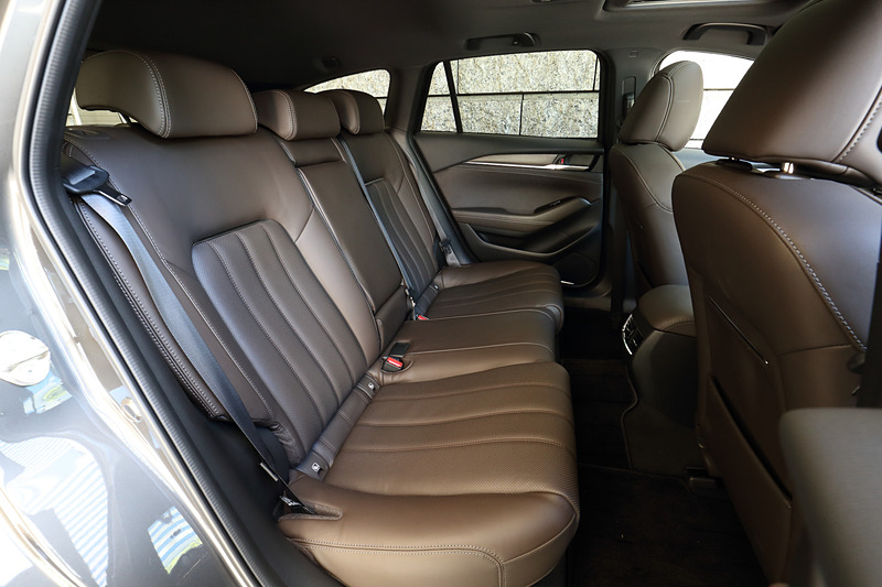 新型では細かな改良も行なわれており、分割をなくしたフロントコンソール、Aピラートリムとインパネの隙間の減少、傷に強い材質を用いたシフトパネルまわり、コマンダー/空調/アウターミラースイッチ全周にダイヤモンドカットを施すといった変更を受けている。また、「声が透る洗練された空間」をコンセプトに、フロアパネル、フロントウィンドウ、リアホイールハウスのインナーパネルの板厚アップが行なわれるとともに、ワイパーのフラット化、Bピラーガーニッシュの段差縮小、各ピラートリム内への吸音材追加、トンネル部のパネルへの制振材追加といった多岐にわたる施策を実施