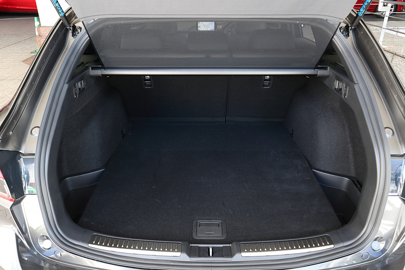 新型では細かな改良も行なわれており、分割をなくしたフロントコンソール、Aピラートリムとインパネの隙間の減少、傷に強い材質を用いたシフトパネルまわり、コマンダー/空調/アウターミラースイッチ全周にダイヤモンドカットを施すといった変更を受けている。また、「声が透る洗練された空間」をコンセプトに、フロアパネル、フロントウィンドウ、リアホイールハウスのインナーパネルの板厚アップが行なわれるとともに、ワイパーのフラット化、Bピラーガーニッシュの段差縮小、各ピラートリム内への吸音材追加、トンネル部のパネルへの制振材追加といった多岐にわたる施策を実施