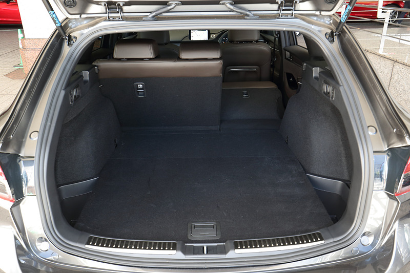 新型では細かな改良も行なわれており、分割をなくしたフロントコンソール、Aピラートリムとインパネの隙間の減少、傷に強い材質を用いたシフトパネルまわり、コマンダー/空調/アウターミラースイッチ全周にダイヤモンドカットを施すといった変更を受けている。また、「声が透る洗練された空間」をコンセプトに、フロアパネル、フロントウィンドウ、リアホイールハウスのインナーパネルの板厚アップが行なわれるとともに、ワイパーのフラット化、Bピラーガーニッシュの段差縮小、各ピラートリム内への吸音材追加、トンネル部のパネルへの制振材追加といった多岐にわたる施策を実施