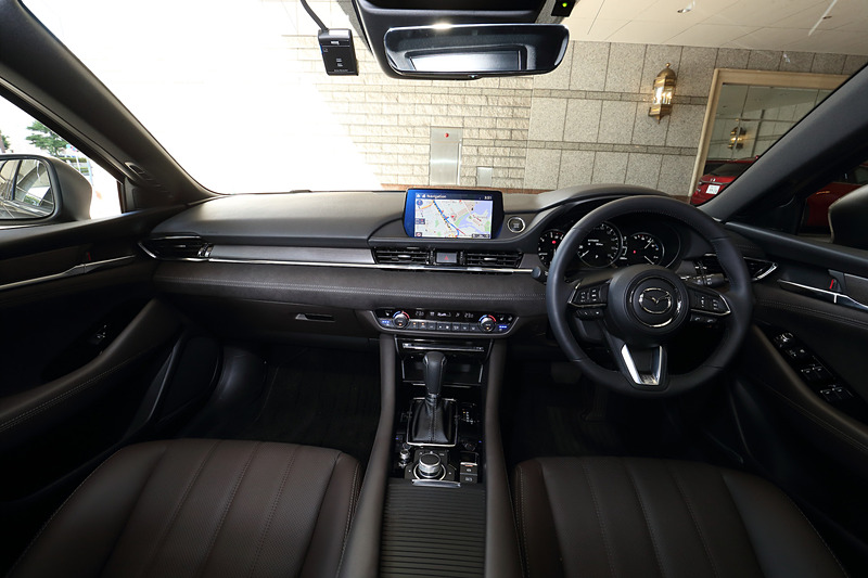 インテリアでは、インパネやドアトリムなどのデザインを大幅に変更してエレガントさや質感を向上。上級グレードの「L Package」ではナッパレザーシート、東レの「ウルトラスエード ヌー」、和太鼓などに用いられる栓（せん）の木を用いた本杢パネルなど、日本の伝統美に通ずる色合いを用いた