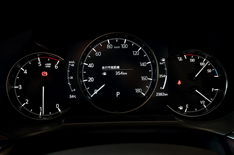 新型では細かな改良も行なわれており、分割をなくしたフロントコンソール、Aピラートリムとインパネの隙間の減少、傷に強い材質を用いたシフトパネルまわり、コマンダー/空調/アウターミラースイッチ全周にダイヤモンドカットを施すといった変更を受けている。また、「声が透る洗練された空間」をコンセプトに、フロアパネル、フロントウィンドウ、リアホイールハウスのインナーパネルの板厚アップが行なわれるとともに、ワイパーのフラット化、Bピラーガーニッシュの段差縮小、各ピラートリム内への吸音材追加、トンネル部のパネルへの制振材追加といった多岐にわたる施策を実施