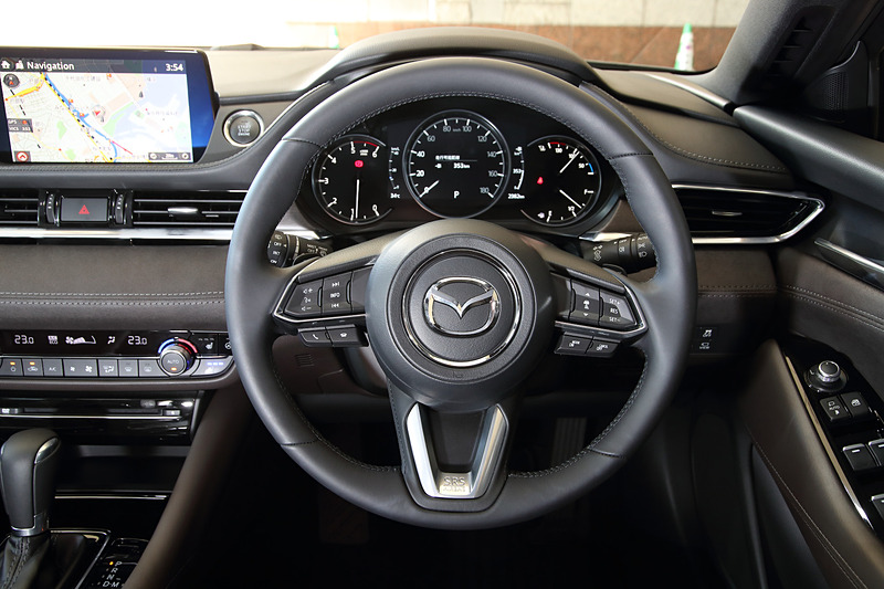 インテリアでは、インパネやドアトリムなどのデザインを大幅に変更してエレガントさや質感を向上。上級グレードの「L Package」ではナッパレザーシート、東レの「ウルトラスエード ヌー」、和太鼓などに用いられる栓（せん）の木を用いた本杢パネルなど、日本の伝統美に通ずる色合いを用いた