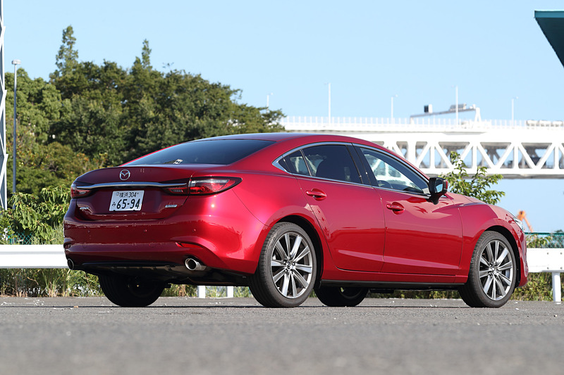 直列4気筒DOHC 2.5リッター（SKYACTIV-G 2.5）エンジンを搭載する「25S L Package」（2WD/6速AT）の価格は354万2400円。セダンのボディサイズは4865×1840×1450mm（全長×全幅×全高）、ホイールベースは2830mm。ボディカラーはソウルレッドクリスタルメタリック