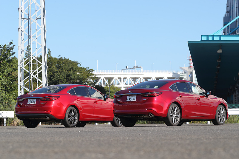 従来型（左）と新型（右）のアテンザ セダンを並べてみた