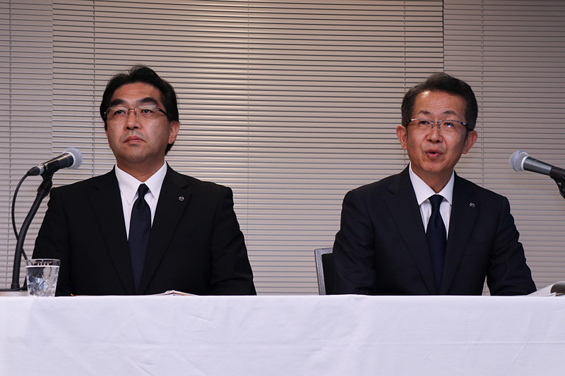 マツダ株式会社 常務執行役員の向井武司氏（左）、マツダ株式会社 取締役 専務執行役員の菖蒲田清孝氏（右）が質疑応答に対応した
