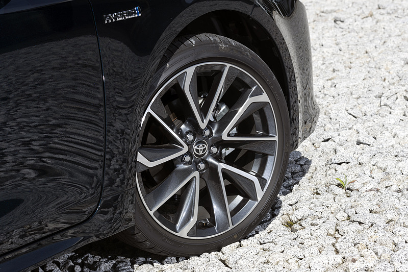 足下は切削光輝＋ダークグレーメタリック塗装アルミホイールと、225/40 R18タイヤの組み合わせ