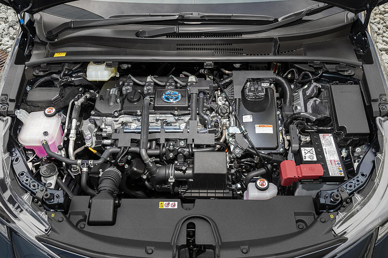 HYBRID G“Z”のエンジンルーム。最高出力72kW（98PS）/5200rpm、最大トルク142Nm（14.5kgfm）/3600rpmを発生する直列4気筒 1.8リッターエンジン「2ZR-FXE」に、最高出力53kW（72PS）、最大トルク163Nm（16.6kgfm）を発生するモーターを組み合わせ、システム全体で90kW（122PS）を発生する