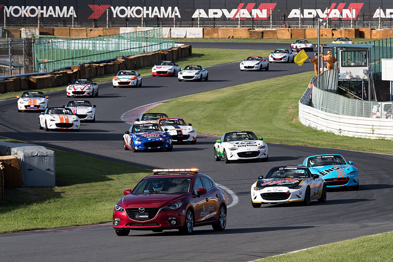 全27の自動車関連メディアが出場する「第29回 メディア対抗ロードスター4時間耐久レース」は、9月1日に筑波サーキットで開催（写真は2017年のローリングスタートの様子）