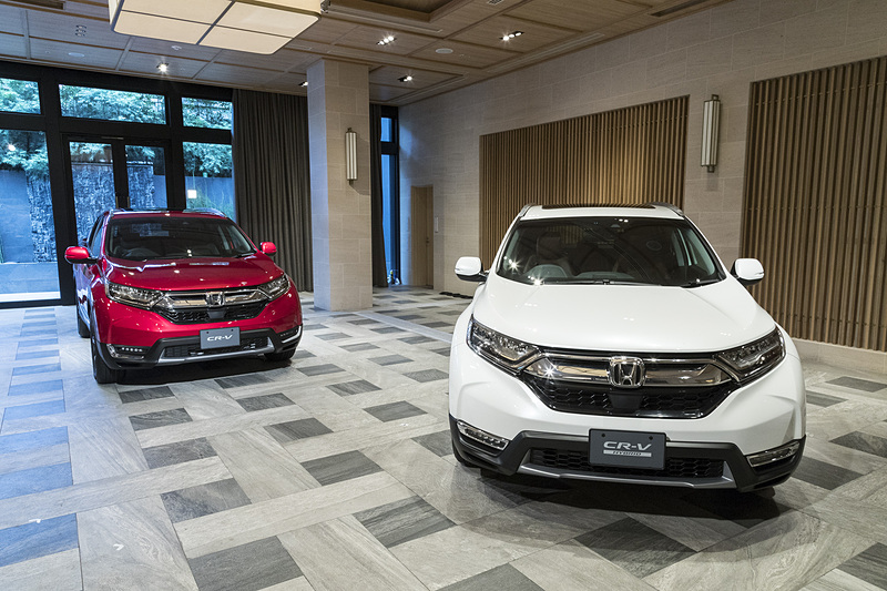 新型CR-Vの1.5リッターVTECターボモデル（左）と2モーターハイブリッドモデル（右）