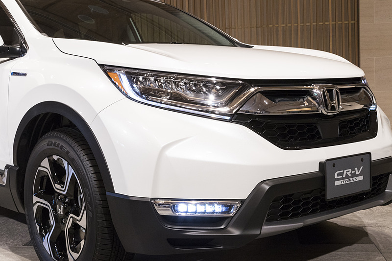 ハイブリッドとターボは、フロントマスクの下側両サイドにあるフォグランプ周辺のメッキ加飾が異なる形状となり、ハイブリッドはフォグランプを囲むように、ターボはL字型のデザインとなる