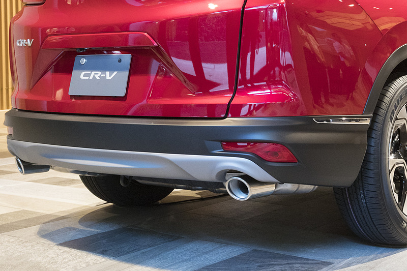 マフラーも異なり、ハイブリッドは斜め下に向けて控えめなデザイン、ターボは2本出しで存在感をアピールしている