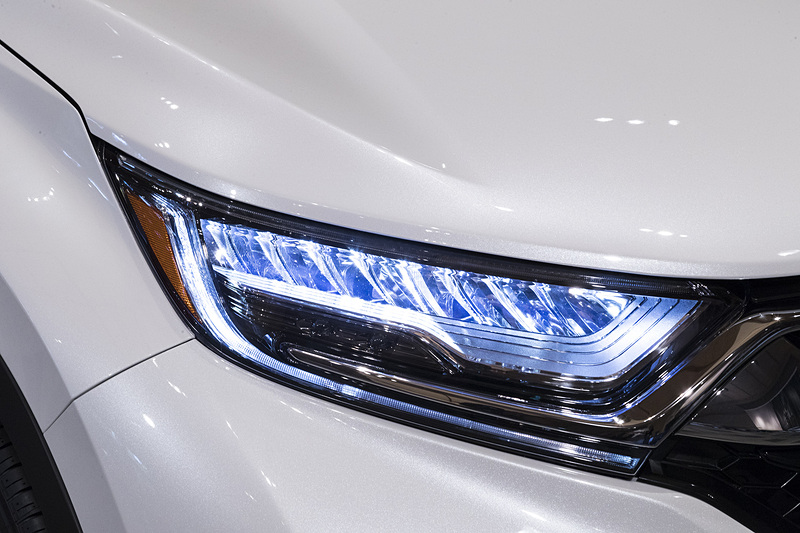 スモールランプやウインカーはラインタイプの発光となっている