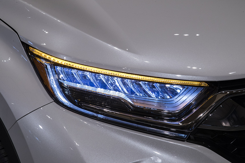 スモールランプやウインカーはラインタイプの発光となっている