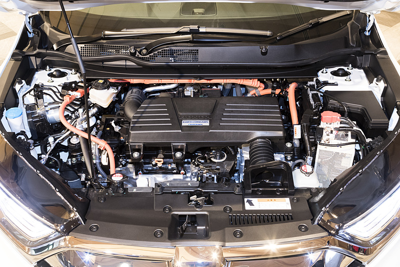 2モーターハイブリッドモデルのエンジンルーム