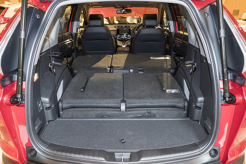 3列目シートを座面から跳ね上げると、シート下にパンク修理キットが収められている