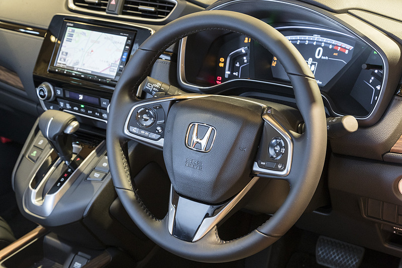 ステアリングは革巻きの3本スポークタイプ