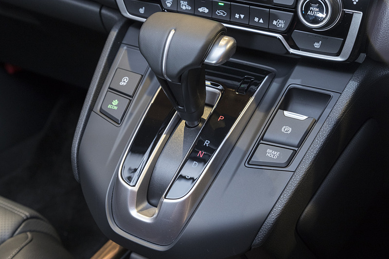 ストレートタイプのシフトセレクターを採用。電動パーキングブレーキのスイッチを右側にレイアウト