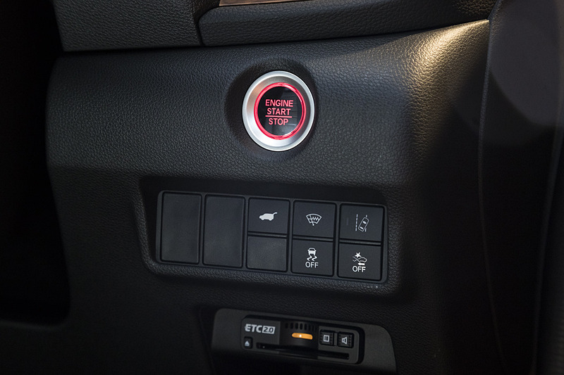 ステアリングの右側に、エンジンスタートスイッチなどを配置