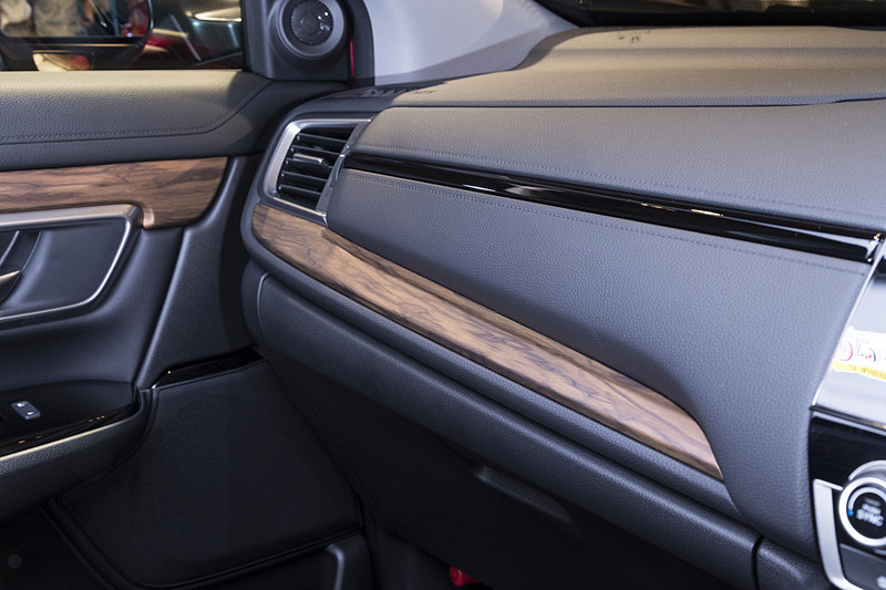 インパネやドアトリムに木目調パネルを設定